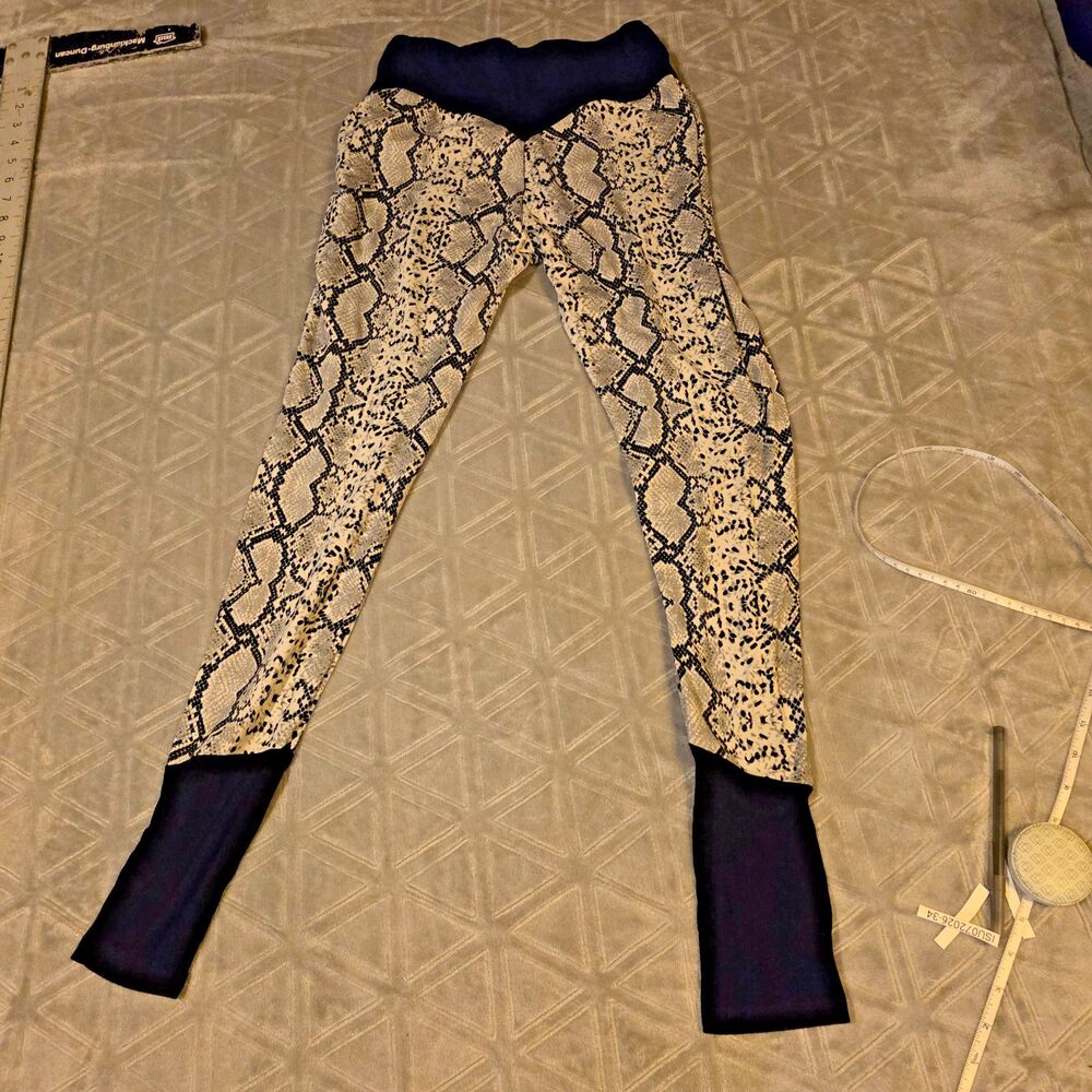 Popular 21 Snake Skin Leggings Ribbed Waist and ankles Mid-High Rise Size Medium